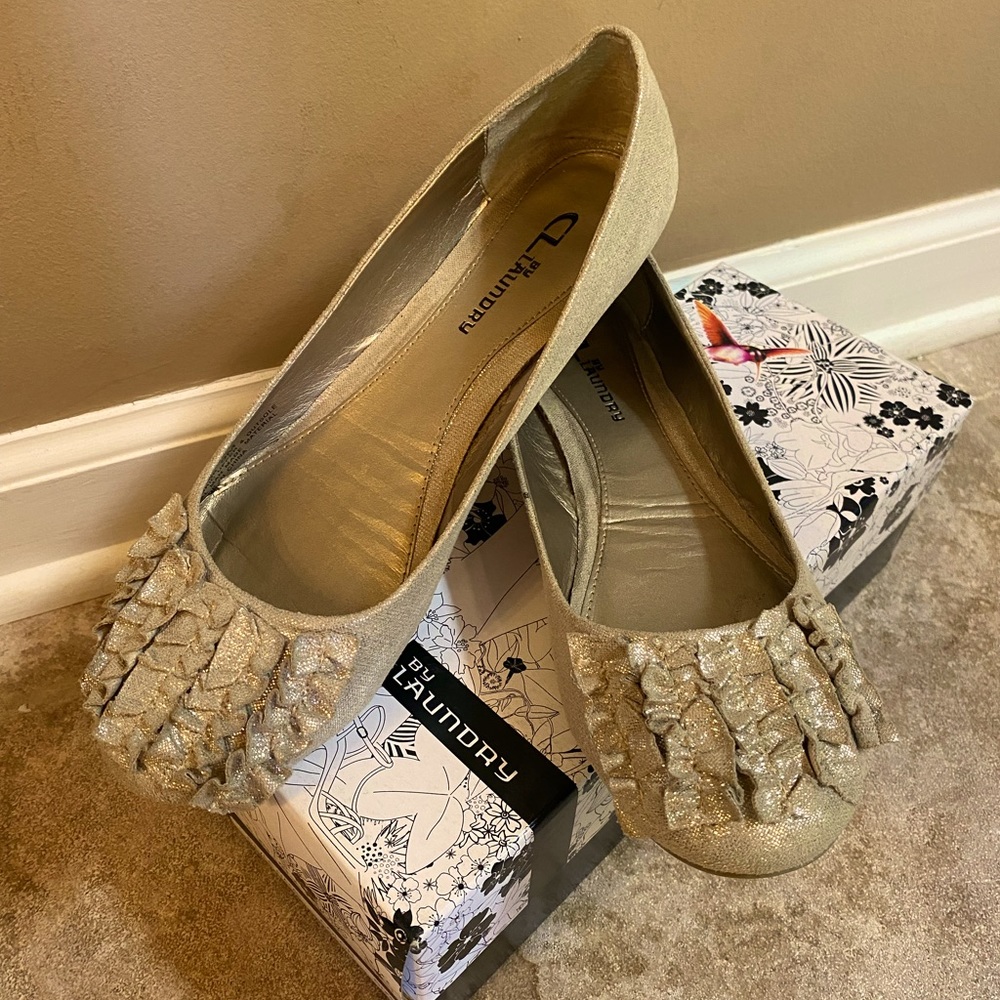 Super cute CL by Laundry champagne flats.